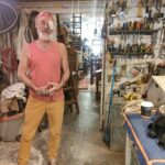 アンティークインテリアショップ「FOLKART INTERIORS」と修復士ジョンとの出会い/Antique Interior Shop “FOLKART INTERIORS” and the Encounter with Restoration Craftsman John